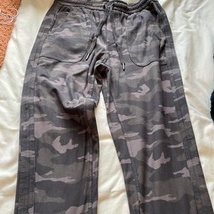 Athlete camo joggers, Size M
